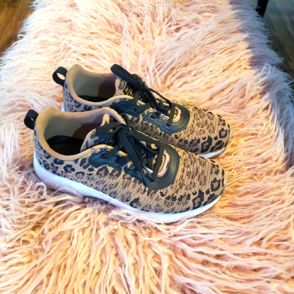 Skechers animal print tennis shoes 7.5